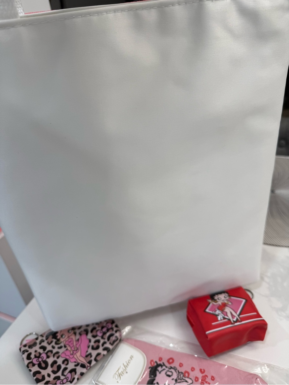 Betty Boop Pink Character Tote with Pink and Red Accessories new - Picture 5 of 9